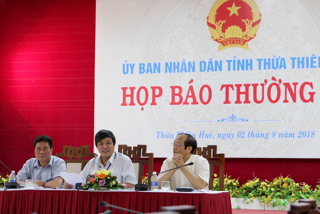 Chánh Văn phòng UBND tỉnh Thừa Thiên Huế - Hoàng Ngọc Khanh (thứ 2 từ trái sang) khẳng định sẽ rà soát lại các quy định để lễ hội Quán Thế Âm Huế năm sau sẽ được nghiêm túc, trang nghiêm theo đúng tinh thần một lễ hội tôn giáo