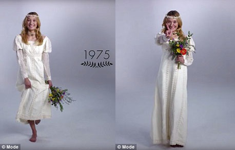 Đến thập niên 1970, phong cách híp-pi gây ảnh hưởng tới các thiết kế váy cưới, lúc này xuất hiện những chiếc váy theo phong cách “Bô-hê-miêng”. Cô dâu sẵn sàng nhảy múa, khiêu vũ với đôi chân trần và một vòng hoa trên đầu thay cho voan cưới.