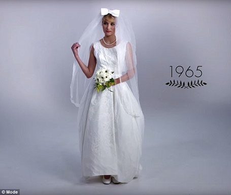 Năm 1965, mái tóc bới phồng và những chiếc nơ khổ lớn là nét nổi bật của váy cưới thời kỳ này.