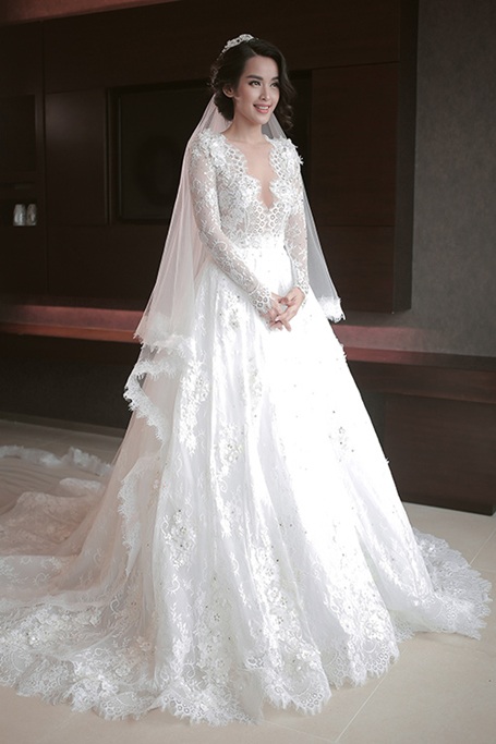 Chiếc váy được đính kết hơn 2.000 viên đá swarovski và rất nhiều cườm đá cao cấp đã tạo nên sự lấp lánh và lộng lẫy cho trang phục cưới này