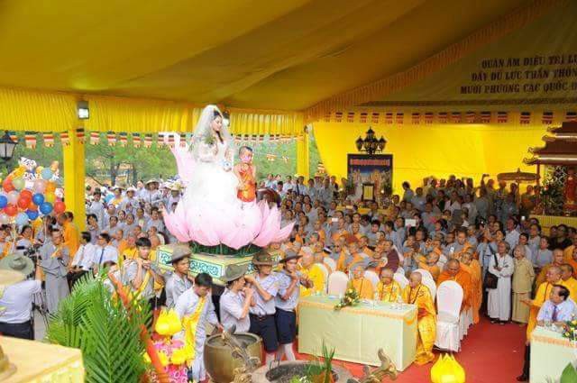 Phật Quán Thế Âm mặc áo cưới được rước vào khu làm lễ chính