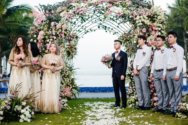Cặp đôi cũng thuê trọn không gian sang trọng của một trong những resort đắt đỏ nhất Đà Nẵng, nơi từng đón tiếp các Đệ nhất Phu nhân lãnh đạo APEC 2017, trong gần 4 ngày chuẩn bị cho đám cưới.