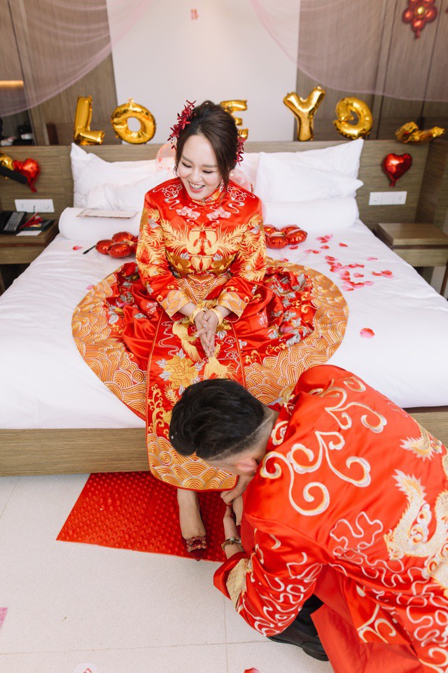 Tiệc cưới thực hiện tất cả các nghi lễ của người Trung Hoa.