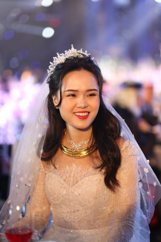 Cô dâu của cầu thủ Duy Mạnh mặc váy cưới, trang sức kim cương tiền tỷ - 3