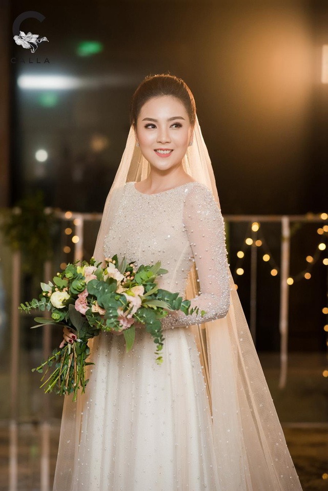Từng diện chiếc váy cưới đính 10.000 viên pha lê, ngọc trai cùng các loại đá quý trong đám cưới của mình, MC Mai Ngọc lần thứ hai trở thành “cô dâu của thương hiệu CALLA Bridal