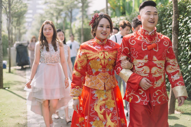 Bộ váy truyền thống của Trung Hoa sử dụng loại vải lụa óng ánh, với những hình ảnh rồng phượng thêu nổi được những người thợ lành nghề thực hiện mất nhiều tuần lễ.