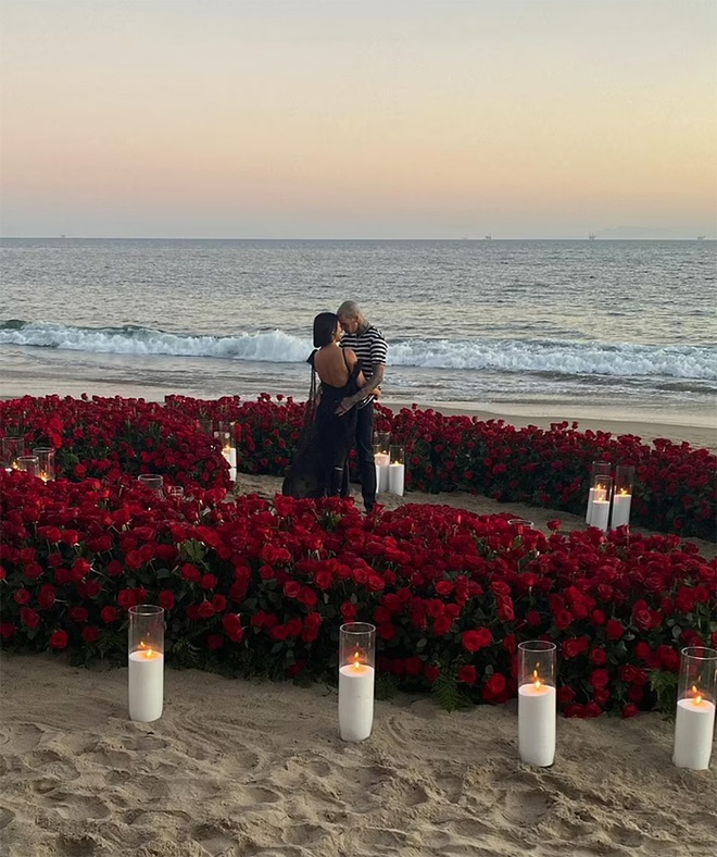 Chồng cũ hoa hậu Mỹ xếp hàng trăm bông hoa trên biển để cầu hôn Kourtney - 1