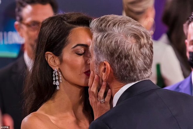 Khoảnh khắc ngọt ngào trên thảm đỏ của George Clooney và vợ kém 17 tuổi - 1