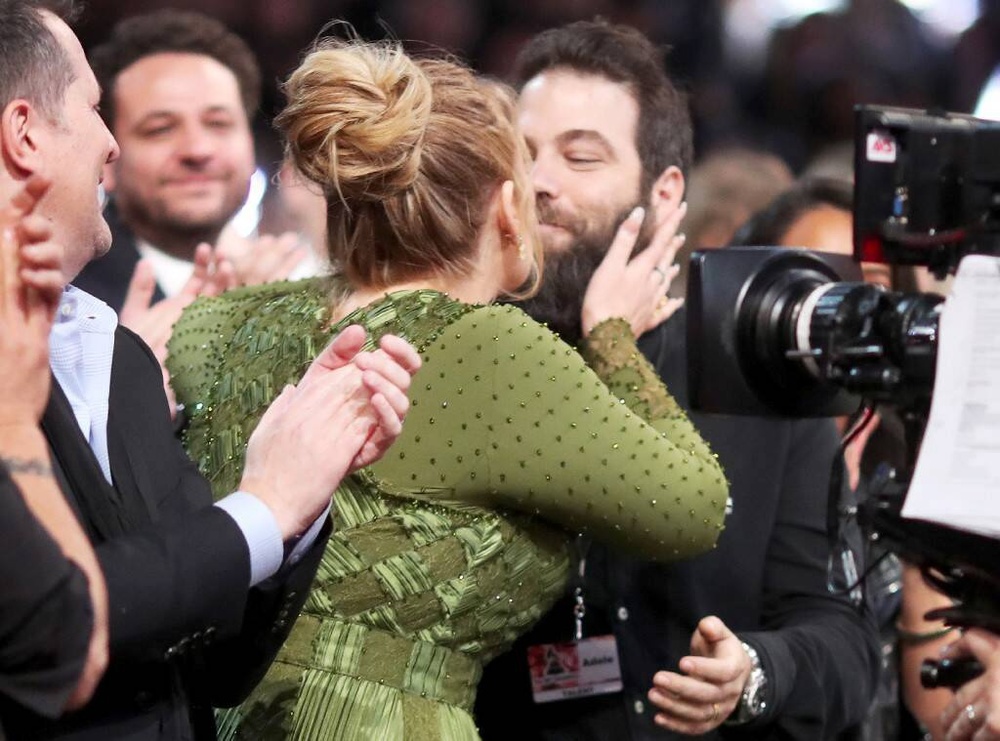 Cô từng xúc động và ôm hôn ông xã ngay tại lễ trao giải Grammy 2017. (Ảnh: AFP)