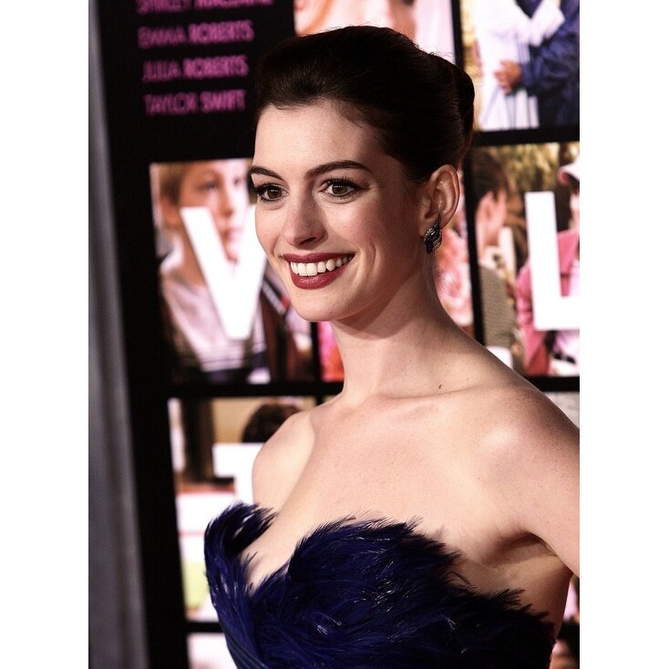 Anne Hathaway sắc sảo, quyến rũ với nụ cười thương hiệu. (Ảnh: Overstock)