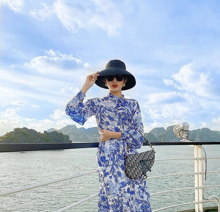 Ngoài ra, người đẹp cũng dành nhiều cảm tình cho đầm thanh lịch phối nón và túi hiệu khi thả dáng trên du thuyền. (Ảnh: Instagram ngtran_huyenmy)