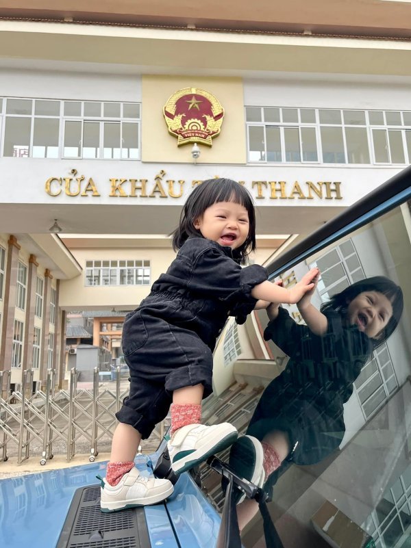 Những pha tạo dáng ấn tượng trên mui xe của Suchin đã trở thành thương hiệu, dấu ấn riêng trong lòng công chúng. (Ảnh: FB Đàm Thu Trang)