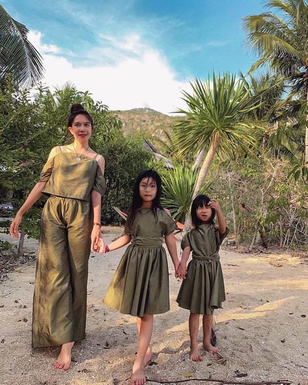 3 mẹ con Minh Hà thể hiện tình cảm bằng cách thường diện outfit giống nhau về màu sắc, chất liệu. (Ảnh: FB Lý Hải - Minh Hà)