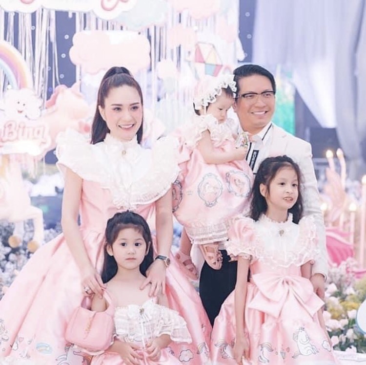 Khung ảnh gia đình hạnh phúc của Đoàn Di Băng khiến nhiều người ngưỡng mộ. (Ảnh: Instagram doandibang.official)