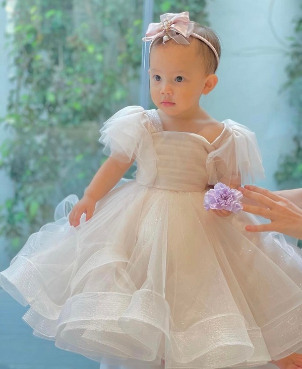 Trong bộ ảnh sinh nhật 1 tuổi của mình, Lisa được diện bộ váy cầu kỳ như nàng công chúa.