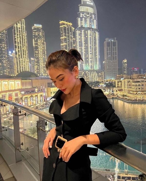Á hậu Mâu Thủy với chiếc đầm dáng blazer lịch thiệp, nền nã nhưng vẫn không kém phần dịu dàng khi đi công tác tại Dubai. (Ảnh: Instagram mauthuy_official)
