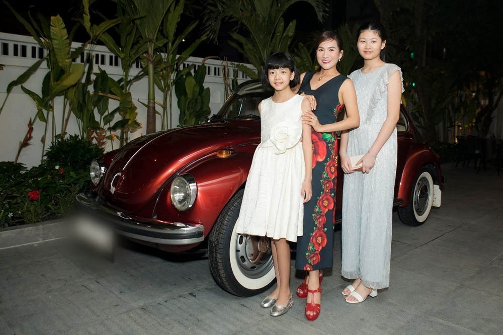 Con gái đầu nhà Bình Minh (ngoài cùng bên phải) với diện mạo lớn phổng phao ở độ tuổi 12. (Ảnh: FB Bình Minh)