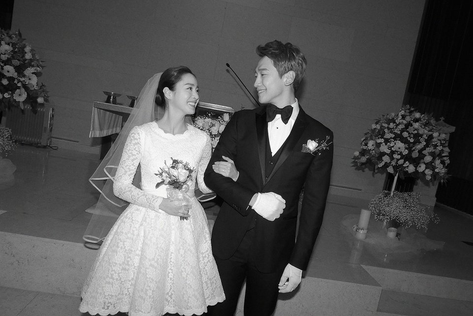 Nữ thần Kim Tae Hee lại giản dị trong chiếc váy cưới do chính tay cô thiết kế. (Ảnh: Koreaboo)