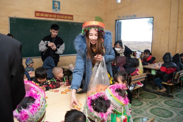 Khi tham gia thiện nguyện tại Cao Bằng, cô còn gây chú ý khi diện trang phục dân tộc đến phát quà cho các em nhỏ vùng cao. (Ảnh: FB Nguyễn Thúc Thùy Tiên)
