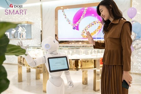 Robot Lễ tân thân thiện chào đón khách hàng, bắt đầu cho hành trình trải nghiệm mua sắm đậm chất công nghệ tại DOJI Smart.