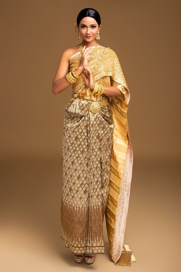 H'Hen Niê được nhận xét chuẩn cô nàng Thái Lan khi diện trang phục truyền thống của xứ sở chùa vàng. (Ảnh: Instagram hhennie.official)