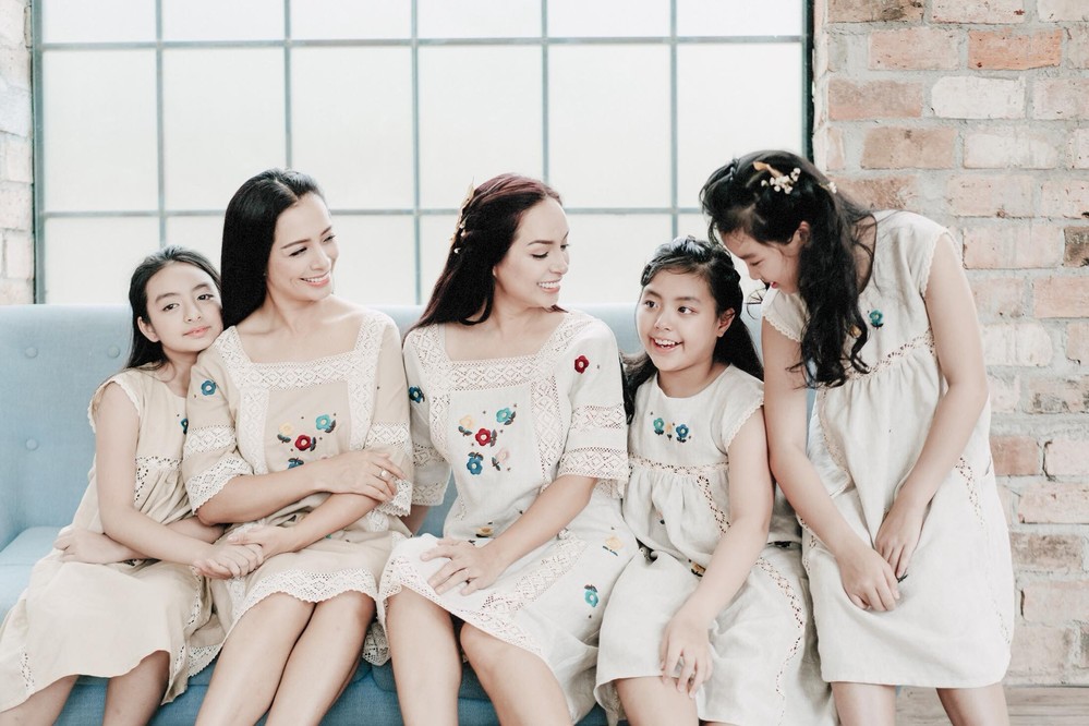 5 thành viên nữ của 2 gia đình cùng diện mẫu váy tông nude, khéo thêm những chi tiết hoa để tăng phần trẻ trung. (Ảnh: FB Thúy Hạnh)