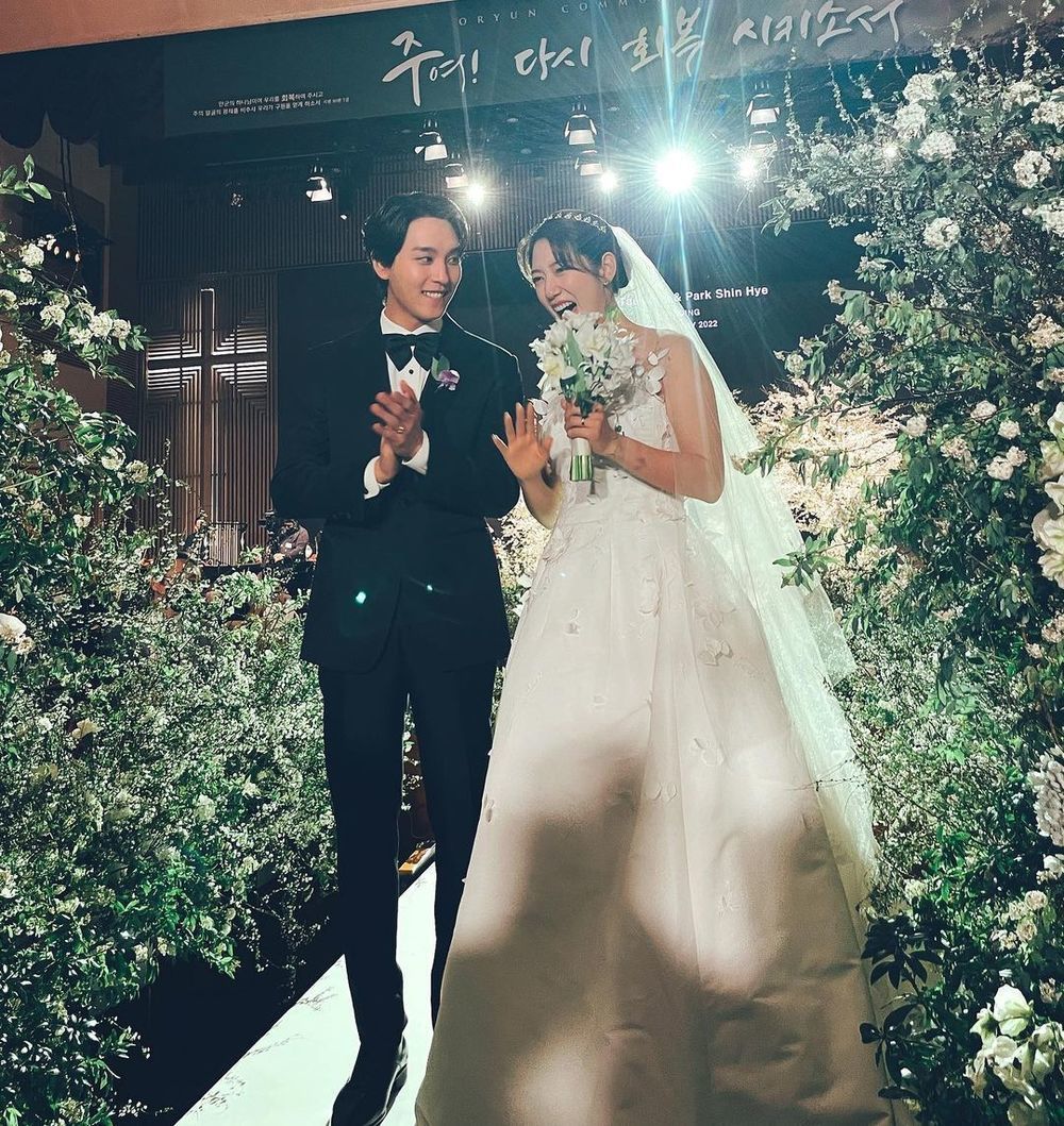 Park Shin Hye rạng rỡ trong chiếc váy cưới đính hoa lá đơn giản cạnh chú rể. (Ảnh: FB Park Shin Hye)