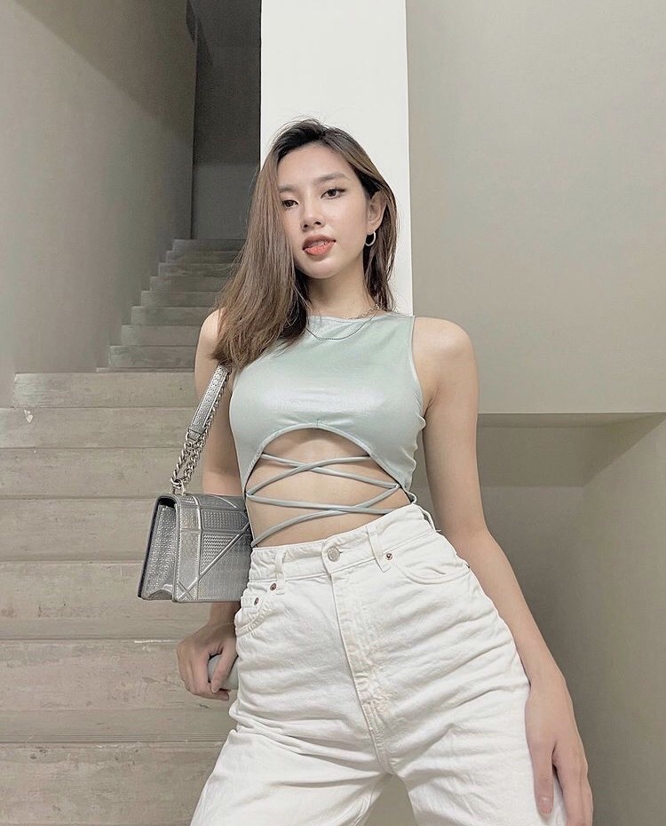 Lúc ở Việt Nam, Thùy Tiên đã đốn tim người hâm mộ bởi những outfit thời trang tuy đơn giản nhưng quyến rũ hết nấc. (Ảnh: Instagram tienng12)