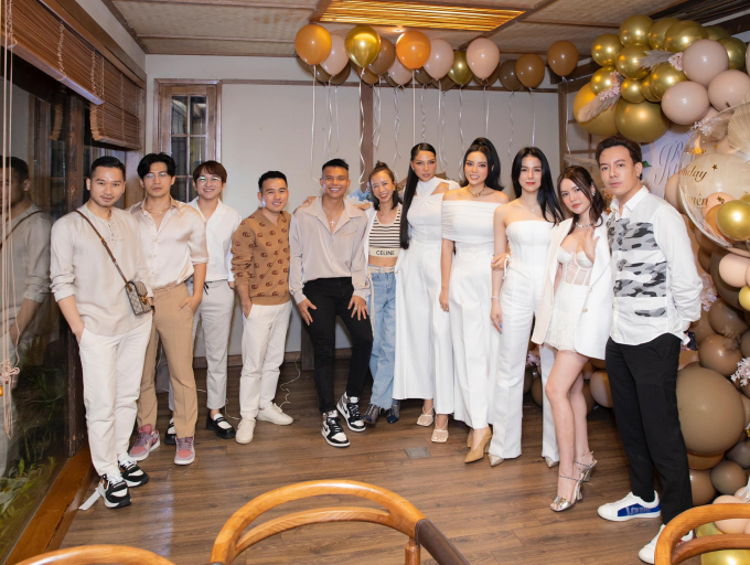 Kỳ Duyên - Minh Triệu và hội bạn thân chọn dresscode màu trắng đồng điệu trong ngày sinh nhật Hoa hậu Việt Nam 2014. (Ảnh: FB Kỳ Duyên)