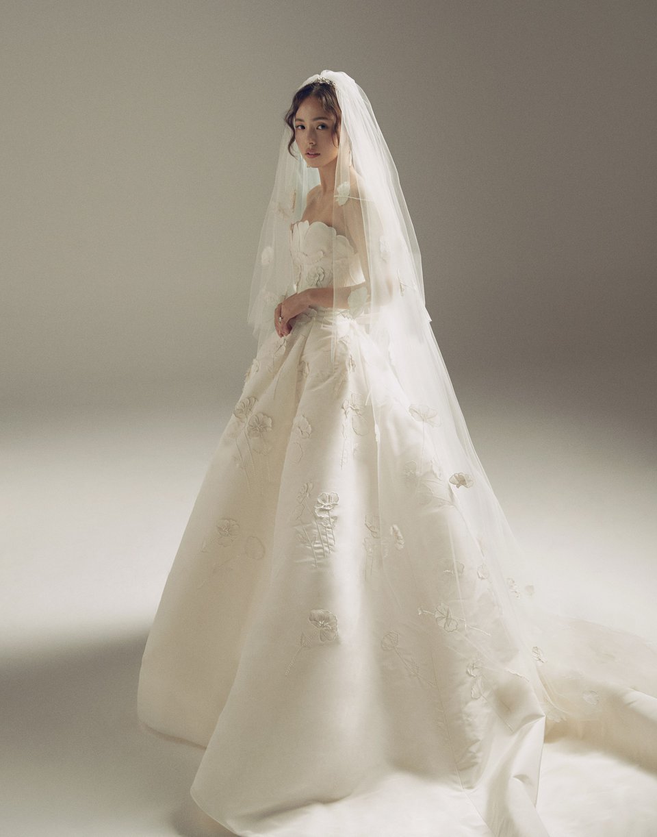 Nữ hoàng gợi cảm Min Hyo Rin chọn mẫu váy cưới vừa thanh lịch vừa gợi cảm. (Ảnh: Vogue)