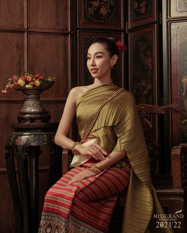 Thêm một bộ trang phục truyền thống Thái Lan khác được người đẹp yêu thích sau khi trở thành Hoa hậu. (Ảnh: FB MGI)