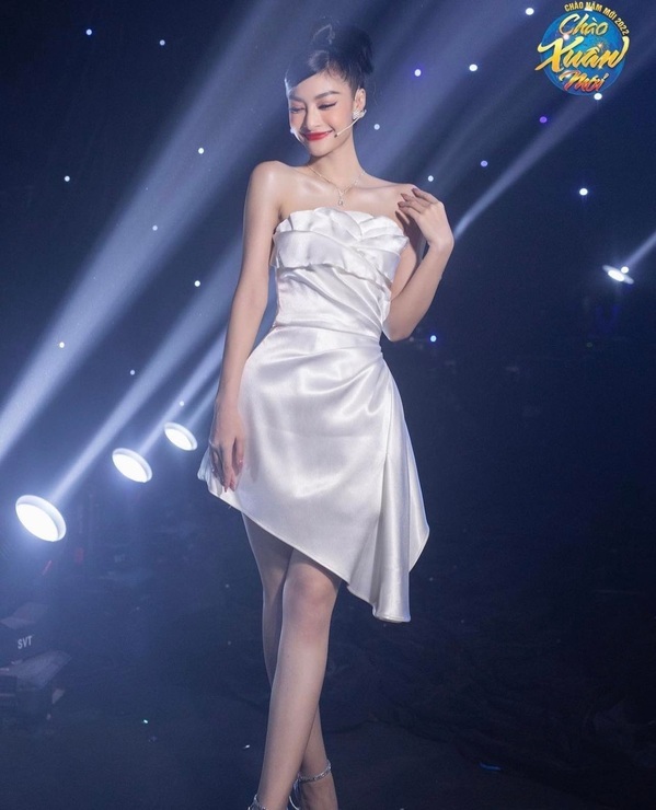 Á hậu Kiều Loan lại yêu kiều, đỏng đảnh hơn với thiết đầm lụa trắng mềm mại được xếp ly một cách khéo léo. (Ảnh: Instagram kieuloan_official)