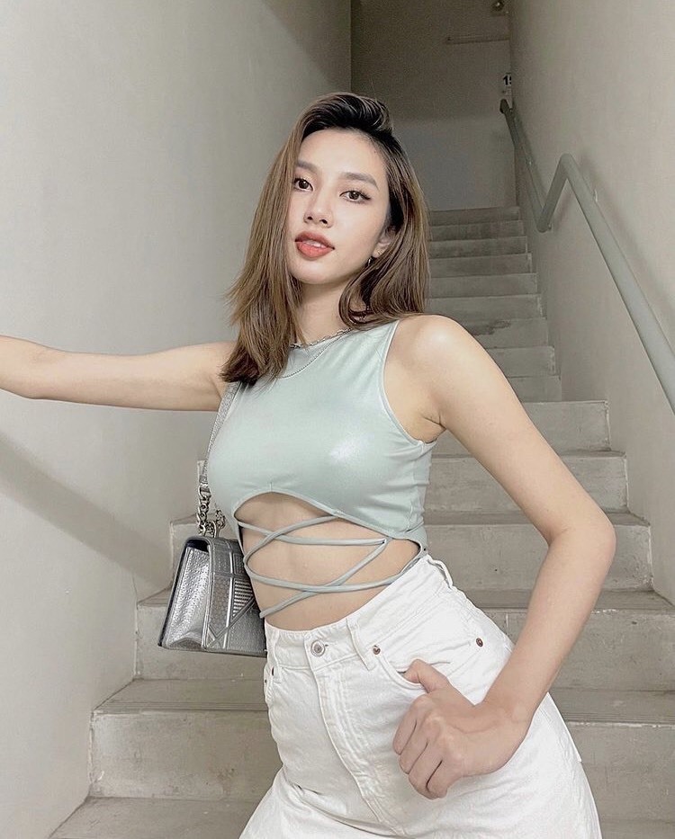 Thùy Tiên khiến netizen đứng ngồi không yên khi thả dáng chuẩn chỉnh trong những bộ trang phục tối giản. (Ảnh: Instagram tienng12)