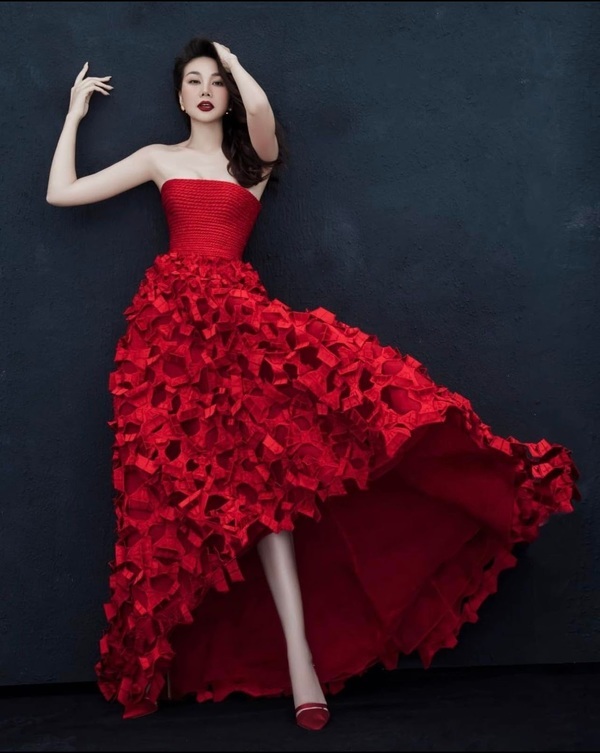 Siêu mẫu Thanh Hằng chào năm mới với chiếc đầm đỏ rực của NTK Công Trí. (Ảnh: phamthanhhang_)