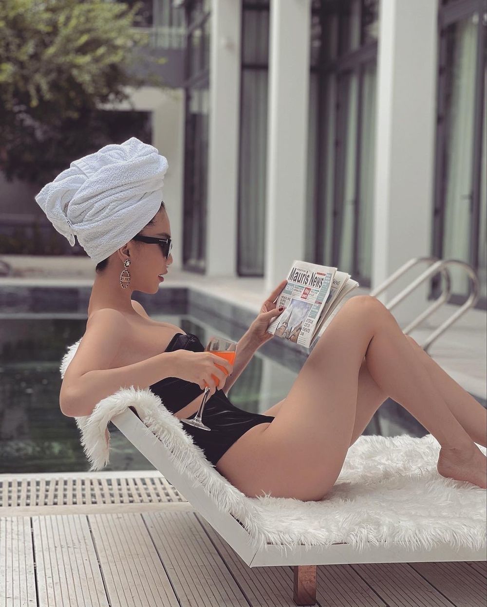 Hồ bơi cũng là địa điểm không thể bỏ qua của người đẹp có niềm đam mê với bikini như Ngọc Trinh. (Ảnh: Instagram ngoctrinh89)