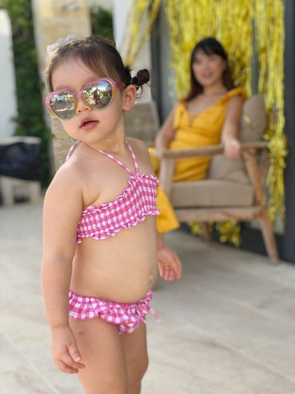 Con gái siêu mẫu Hà Anh khoe vóc dáng và thần thái chuẩn lò khi diện bộ áo tắm hai mảnh ca rô hồng nữ tính. (Ảnh: FB Hà Anh)