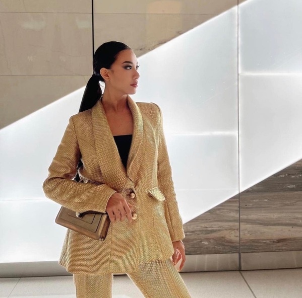 Á hậu Kim Duyên khoe hình ảnh thanh lịch trong bộ vest tông vàng đồng, phối túi xách Gucci. (Ảnh: Instagram kimduyen.nguyenhuynh)