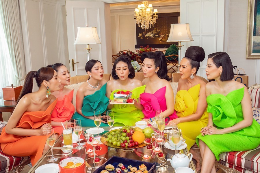 Các người đẹp dùng tiệc trà chúc mừng sinh nhật Hoa hậu Hà Kiều Anh. (Ảnh: FB Hà Kiều Anh)