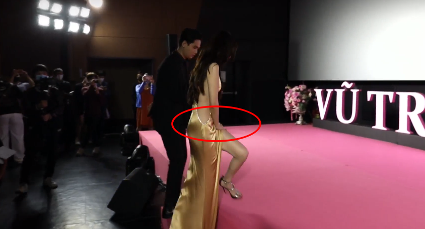 Hình ảnh Lan Ngọc phải dùng tay giữ chặt phần váy xẻ cao của mình khi lên sân khấu đang được cộng đồng mạng truyền tay nhau. (Ảnh: FB Vũ Trụ Mỹ Nhân)