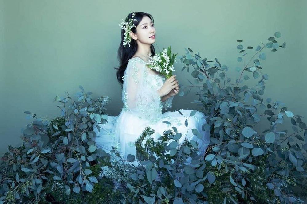 Mỹ nhân 32 tuổi khoe vẻ đẹp tựa nàng thơ trong thiết kế vải voan xuyên thấu đính hoa tông xanh lá nhẹ nhàng. (Ảnh: FB Park Shin Hye)