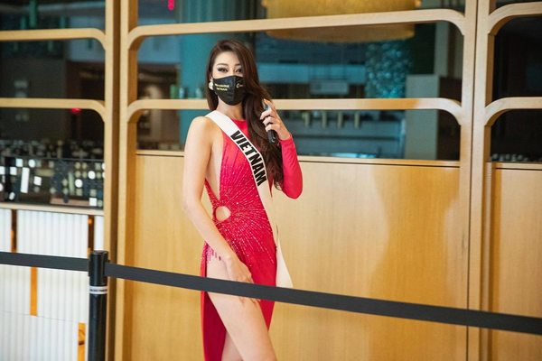 Hình ảnh Khánh Vân dùng tay che chắn váy khi dự thi Miss Universe 2020. (Ảnh: FB Nguyễn Trần Khánh Vân)