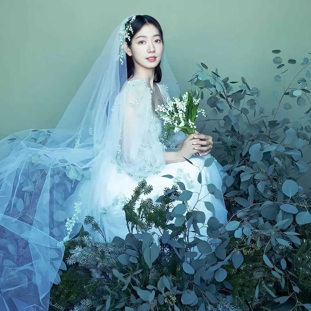 Không thể phủ nhận rằng Park Shin Hye hoàn toàn thu hút mọi ánh nhìn trong thiết kế của Monique Lhuillier. (Ảnh: Instagram salt_ent)