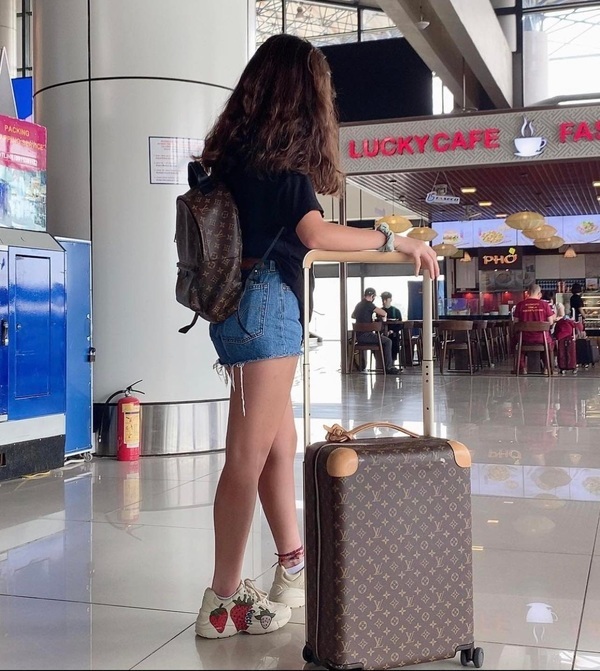 Outfit đi du lịch từ đầu đến chân toàn là hàng hiệu cô nàng Susu. Theo đó cô bé diện ba lô và vali Louis Vuitton, chân đi giày Gucci. (Ảnh: FB Phượng Chanel)