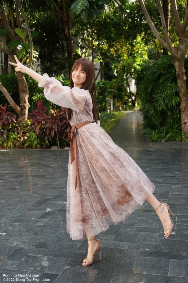 Hòa Minzy diện váy nữ tính và mang giày cao gót khi tham gia Running Man Vietnam 2 khiến netizen thắc mắc. (Ảnh: FB Hòa Minzy)