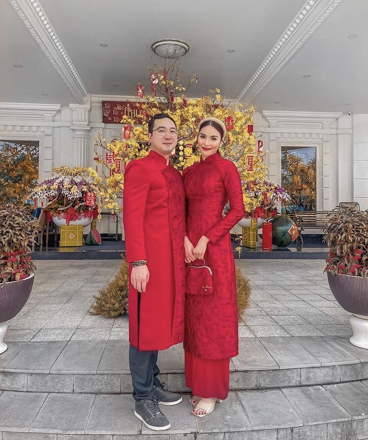 Lan Khuê cùng ông xã chọn áo dài màu đỏ nổi bật với mong muốn đem lại may mắn cho một năm mới. (Ảnh: Instagram tranngoclankhue)
