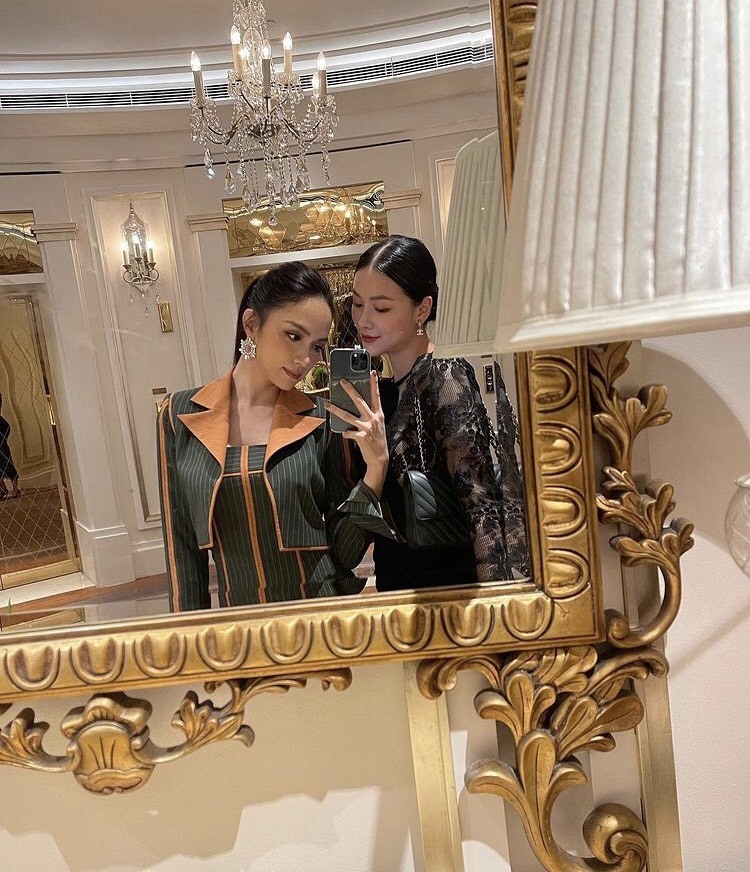 Khung ảnh toát khí chất Hoa hậu quốc tế của Hương Giang và Phương Khánh khiến netizen không khỏi trầm trồ. (Ảnh: Instagram huogggiangggg)