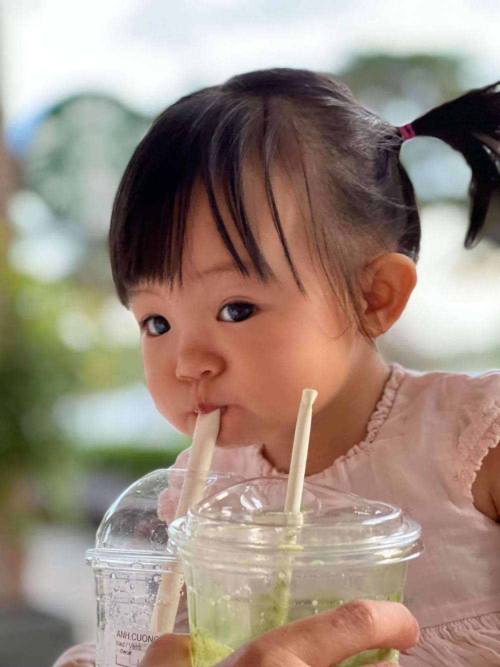Lần khác Cường Đôla cũng khéo ghi lại khoảnh khắc con gái đang phồng má uống nước. (Ảnh: FB Nguyen Quoc Cuong)