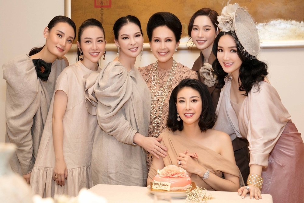 Các người đẹp lại tụ họp, diện đồ dresscode màu nâu be trong dịp sinh nhật trước đó của Hoa hậu Việt Nam 1992. (Ảnh: FB Hà Kiều Anh)