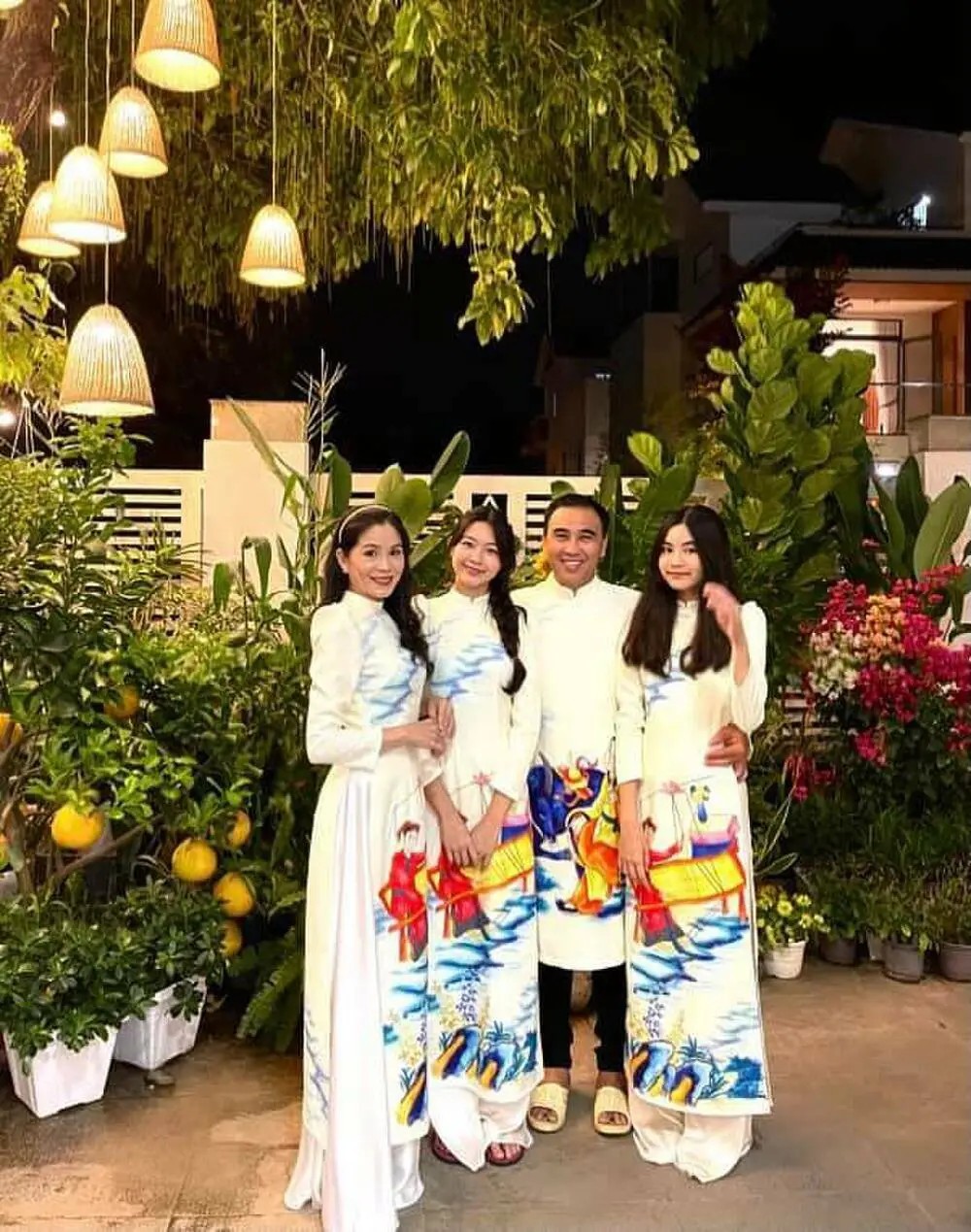 Bà xã Quyền Linh cho 2 con gái mặc trang phục áo dài giống mình vào dịp Tết. (Ảnh: FB Quyền Linh)