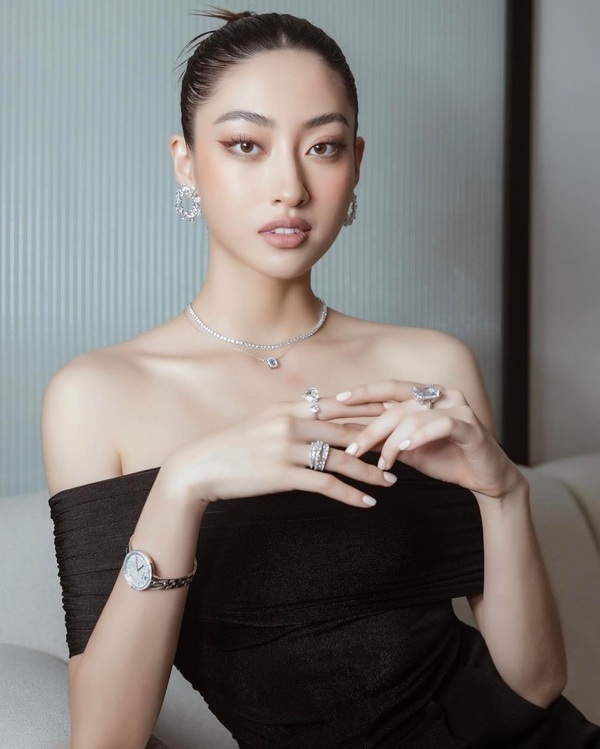 Nàng hậu sinh năm 2000 được fan khen phù hợp với thời trang sang trọng, quý phái. (Ảnh: Instagram  _luongthuylinh_)